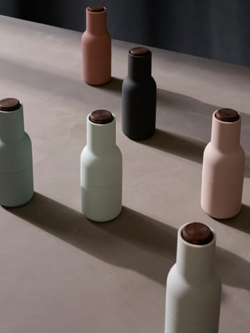 2 molinillos de especias Bottle - Ash-carbon (tapa de nogal) - Audo Copenhagen