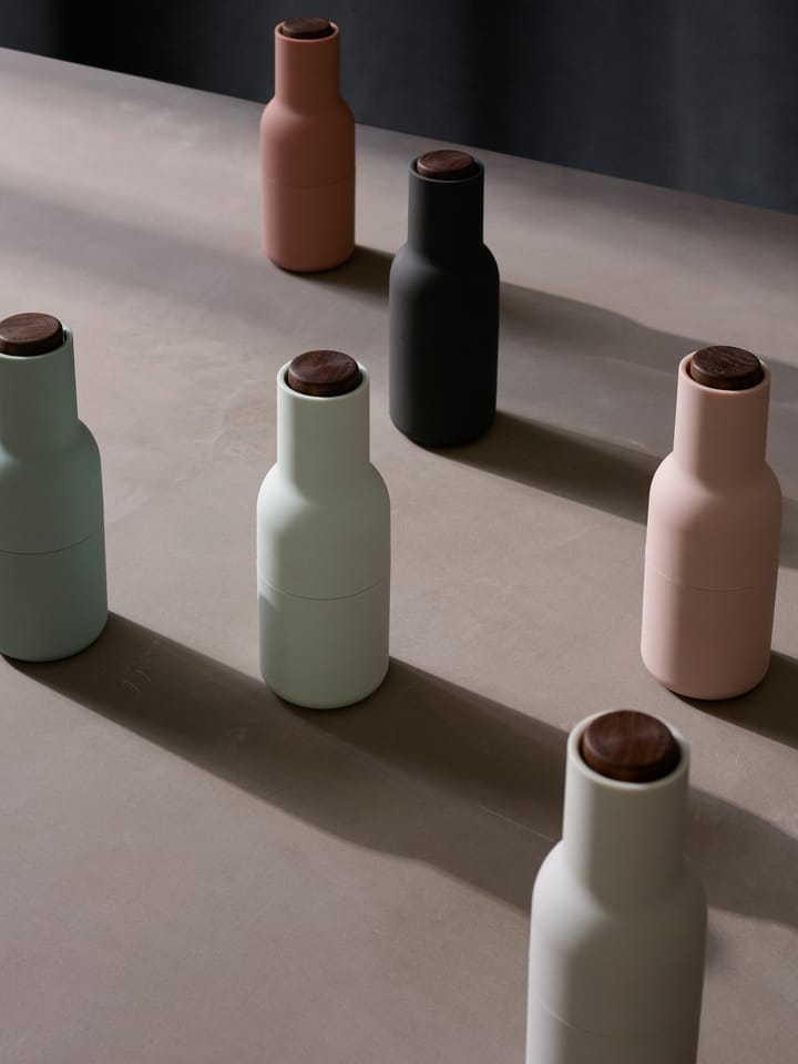 2 molinillos de especias Bottle, Ash-carbon (tapa de nogal) Audo Copenhagen
