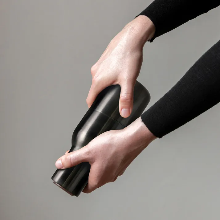 2 Molinillos de especias Bottle Grinder metal, Bronzed brass (tapa de nogal) Audo Copenhagen