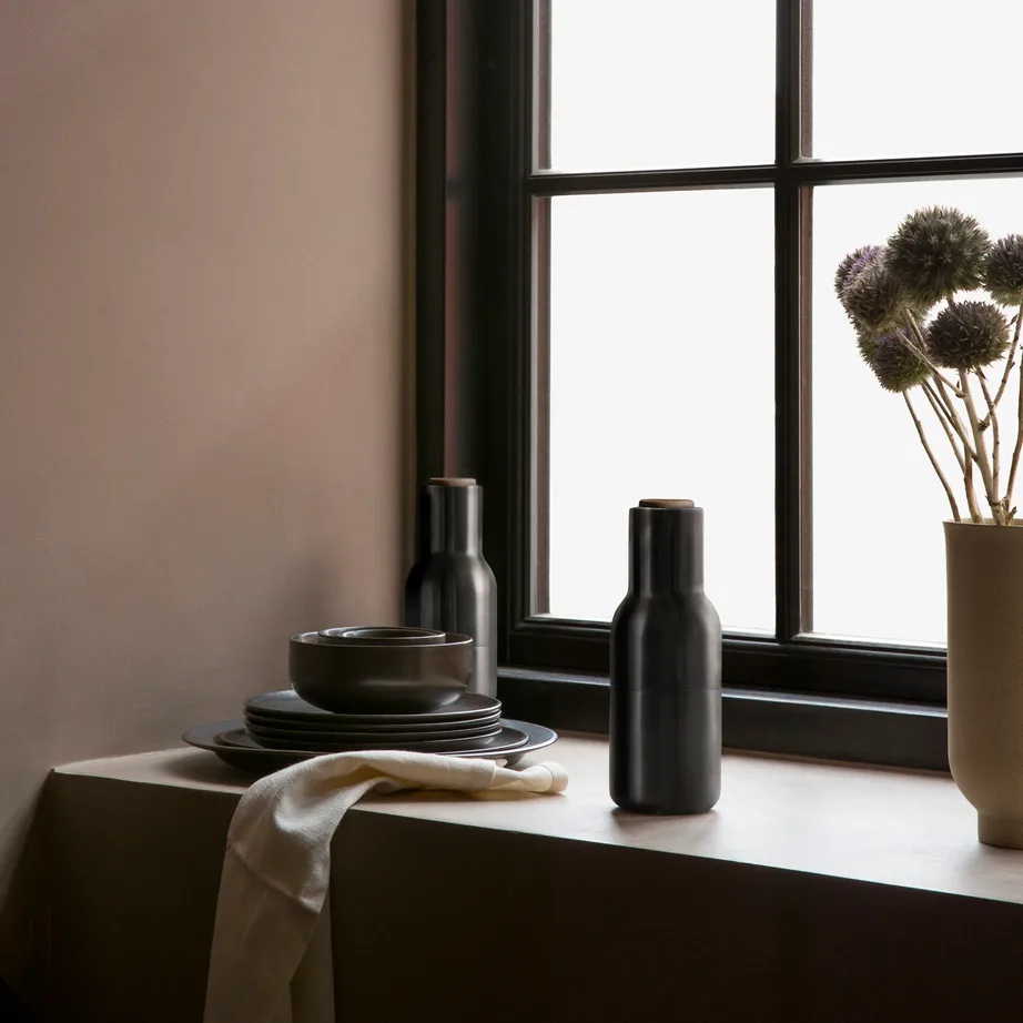 2 Molinillos de especias Bottle Grinder metal, Bronzed brass (tapa de nogal) Audo Copenhagen