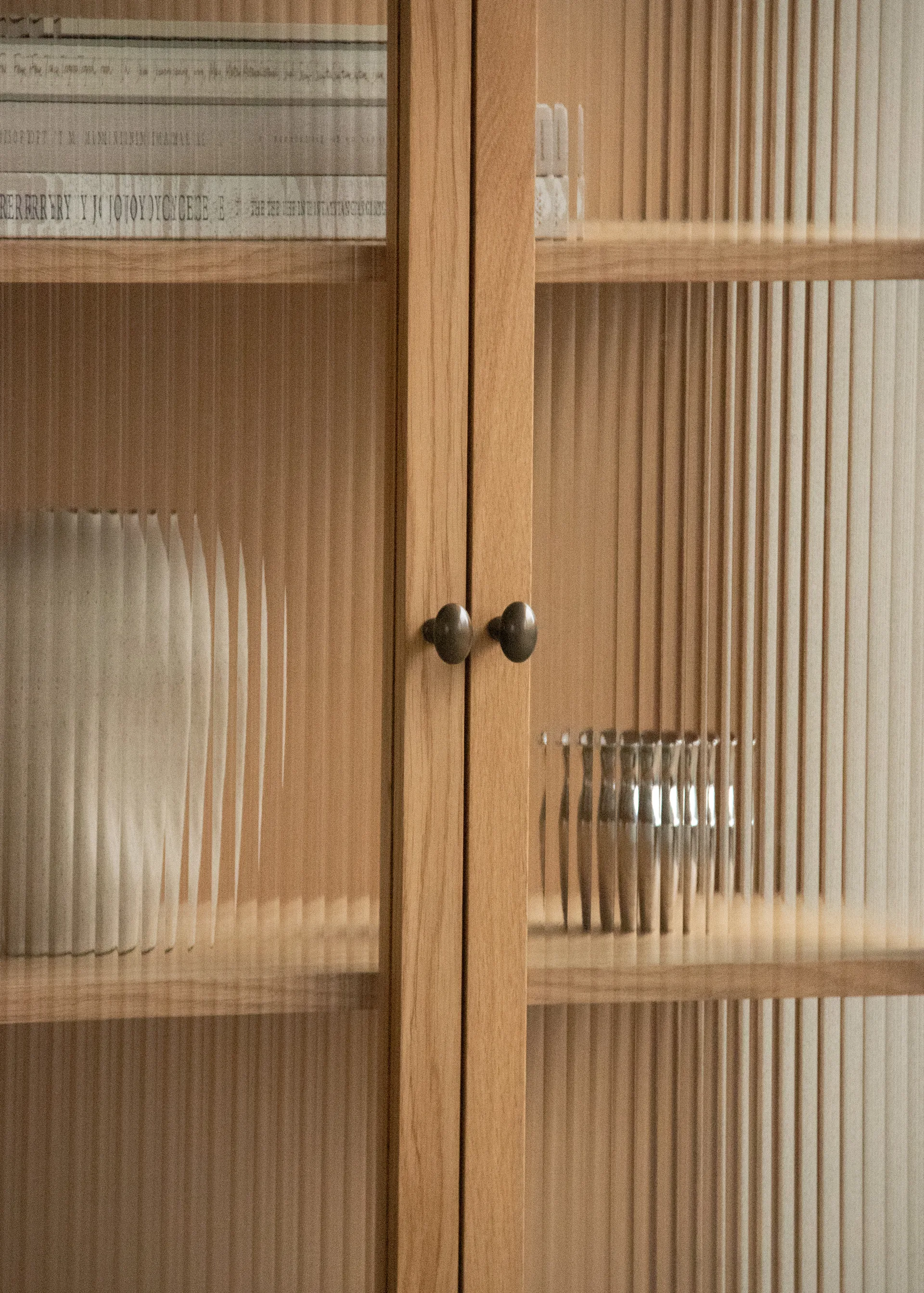 Armario con puertas de vidrio Curiosity 143 cm, Oak Audo Copenhagen