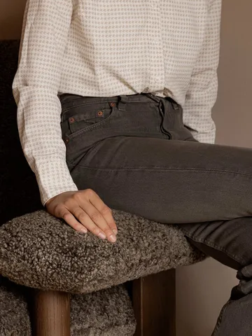 Butaca Brasilia - Dark oak-Sahara sheepskin curly - Audo Copenhagen