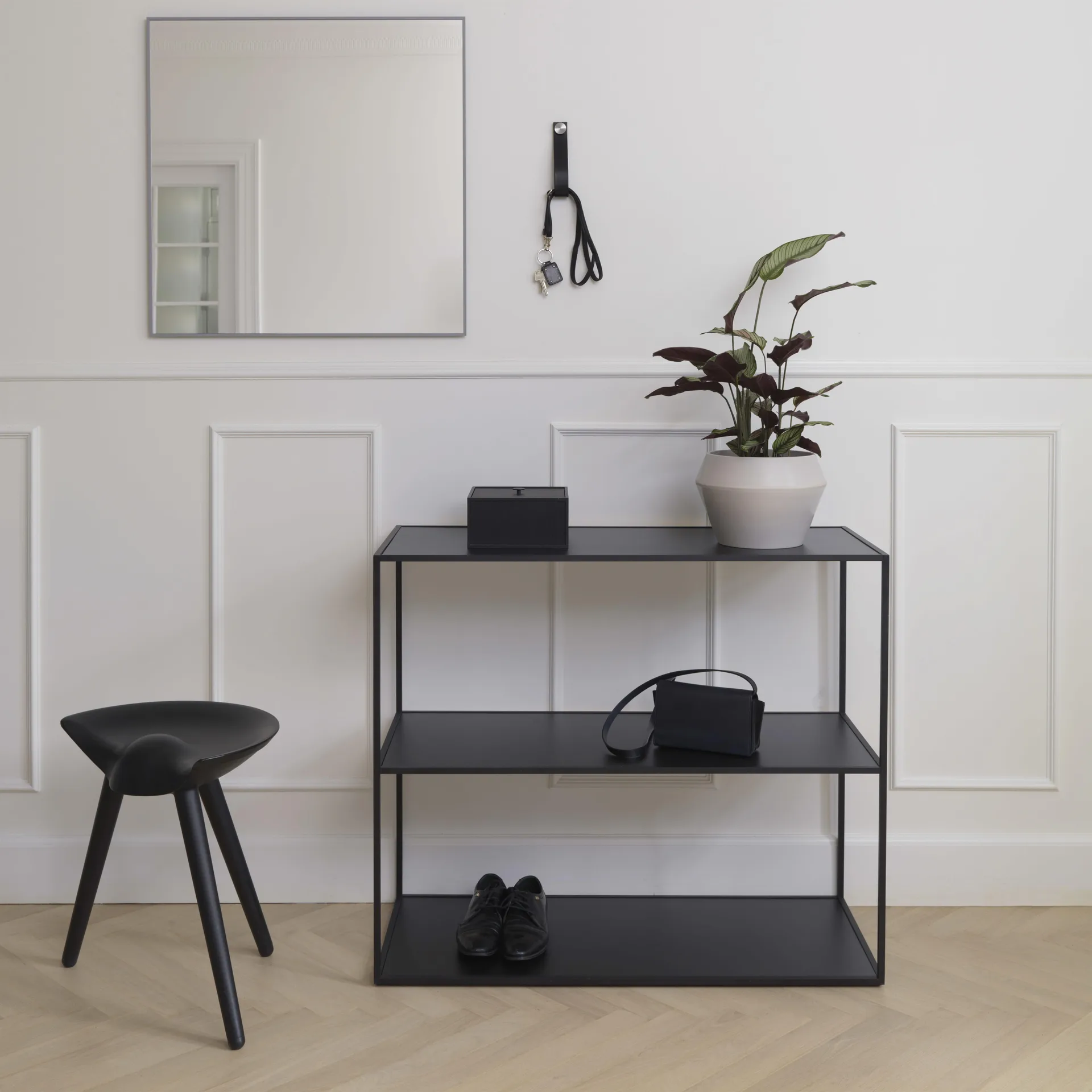 Caja con tapa Frame 20, fresno teñido de negro Audo Copenhagen