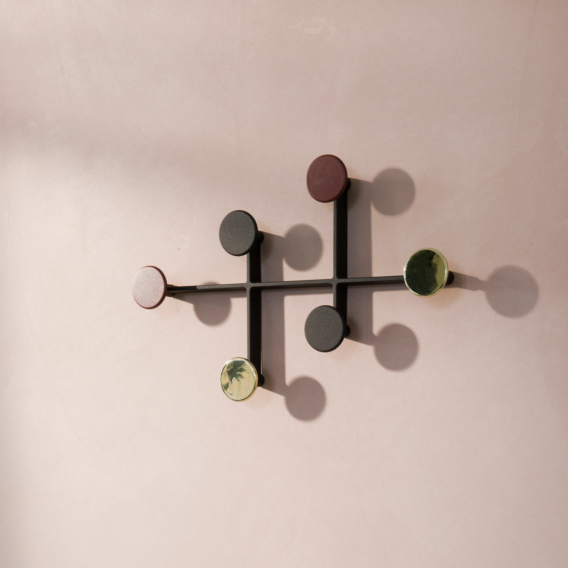 Colgador de ropa Afteroom, negro-latón Audo Copenhagen