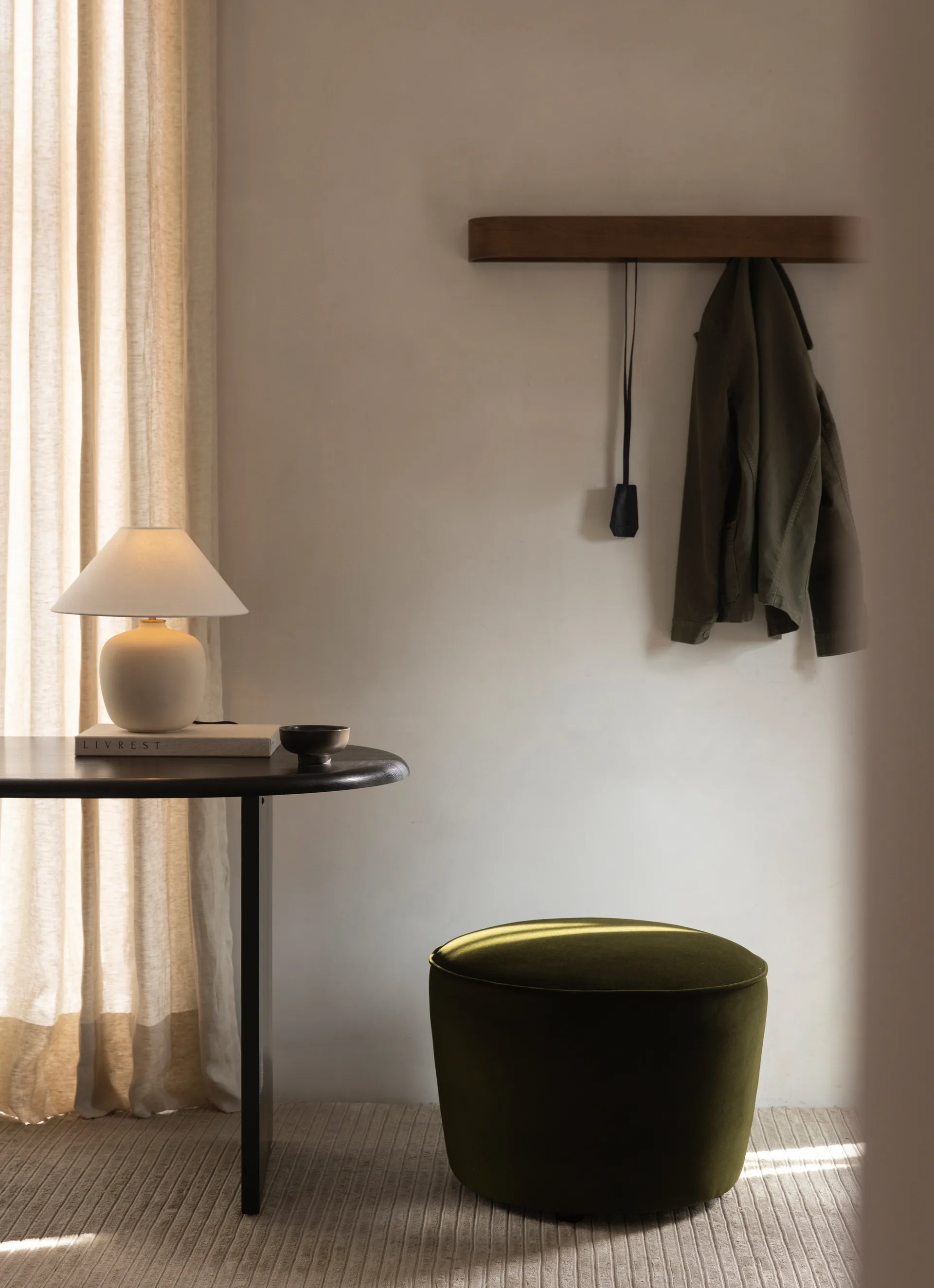 Colgador de ropa Epoch 79 cm., Roble teñido oscuro Audo Copenhagen