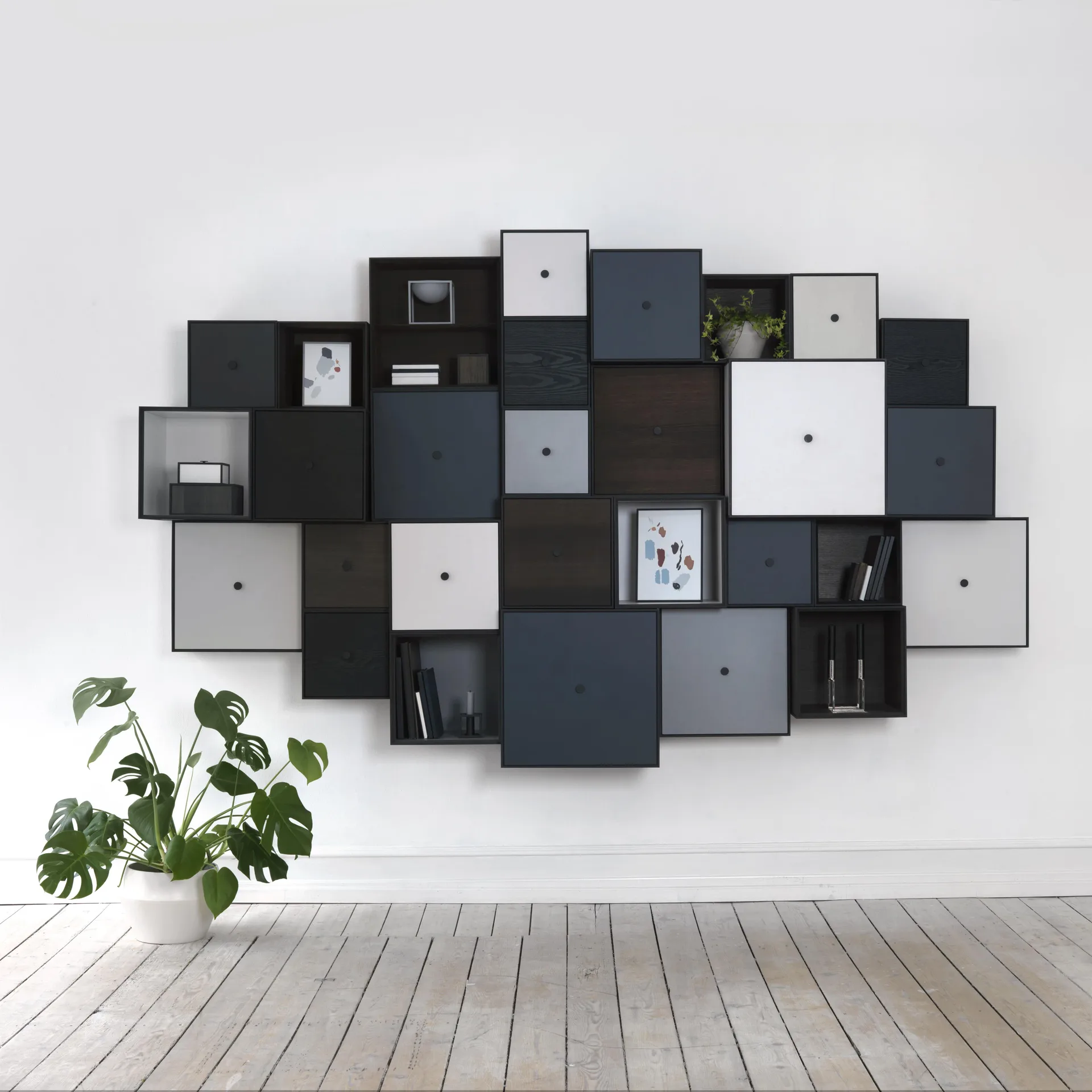 Cubo con puerta Frame 28, fresno teñido de negro Audo Copenhagen