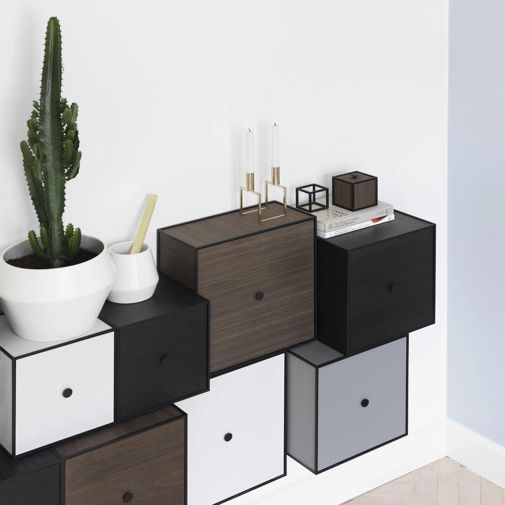 Cubo con puerta Frame 42, roble ahumado Audo Copenhagen