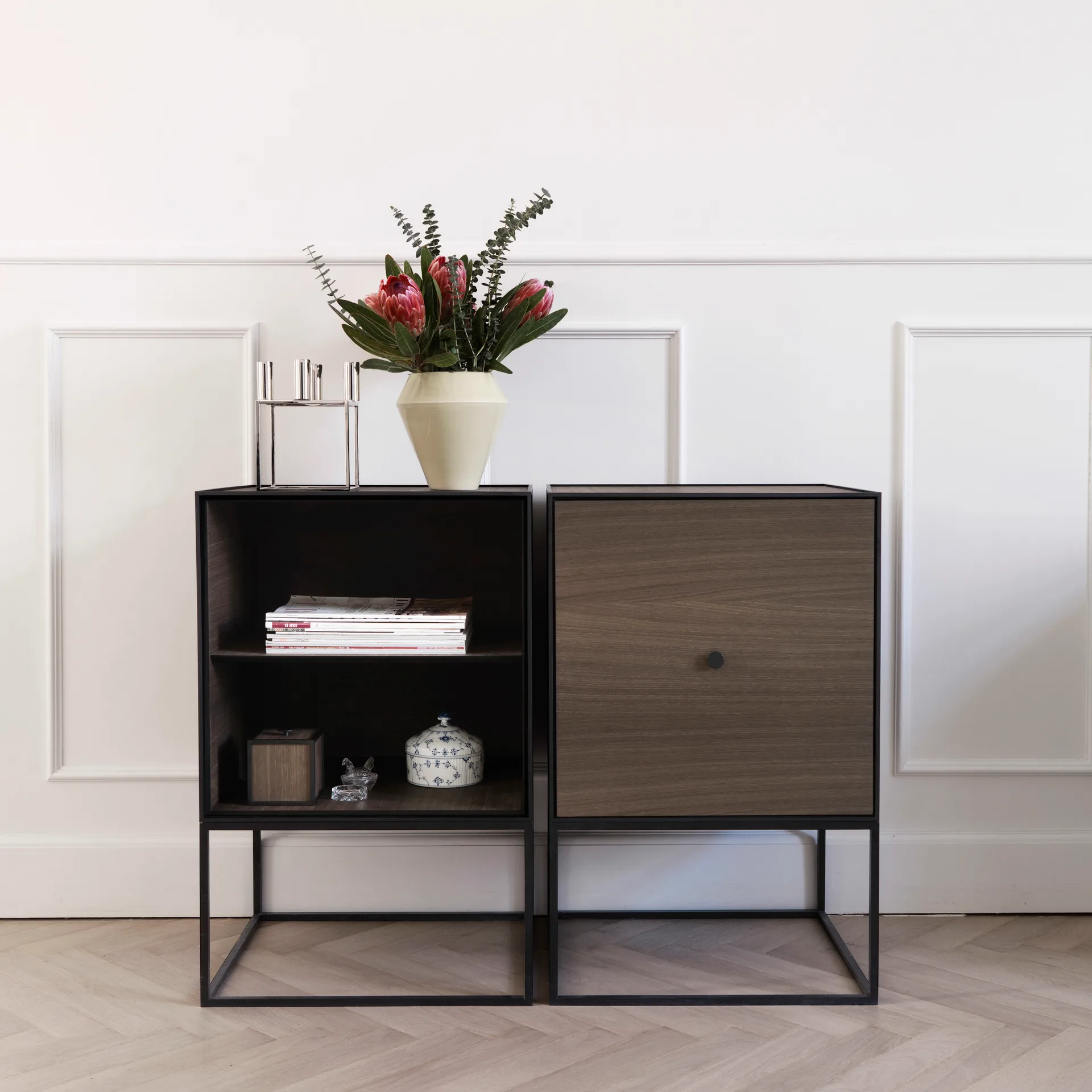 Cubo con puerta Frame 49, roble ahumado Audo Copenhagen