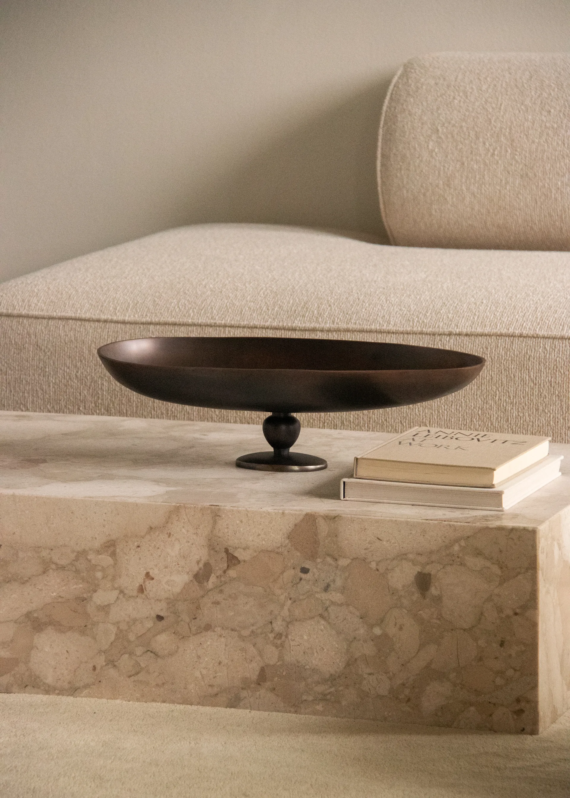 Fuente de servir con pie Pavot, Marrón Audo Copenhagen