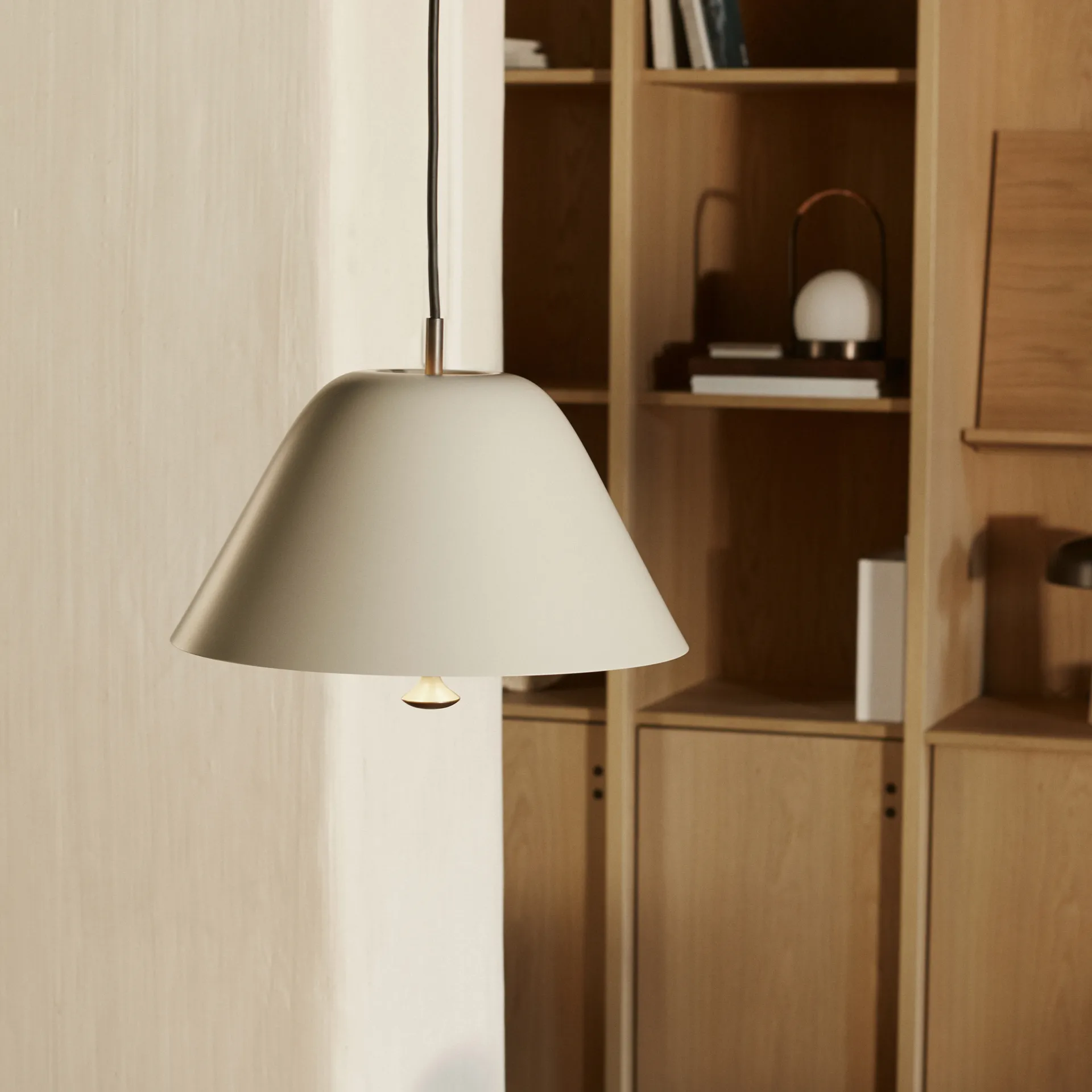 Lámpara colgante Levitate Ø28 cm, gris-latón bronceado Audo Copenhagen