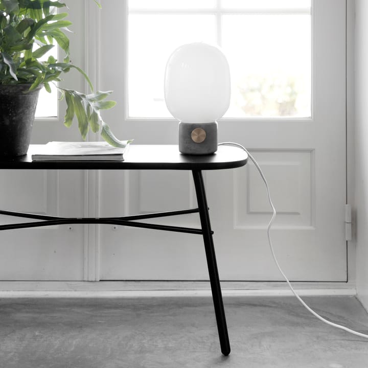 Lámpara de mesa JWDA, hormigón-latón Audo Copenhagen
