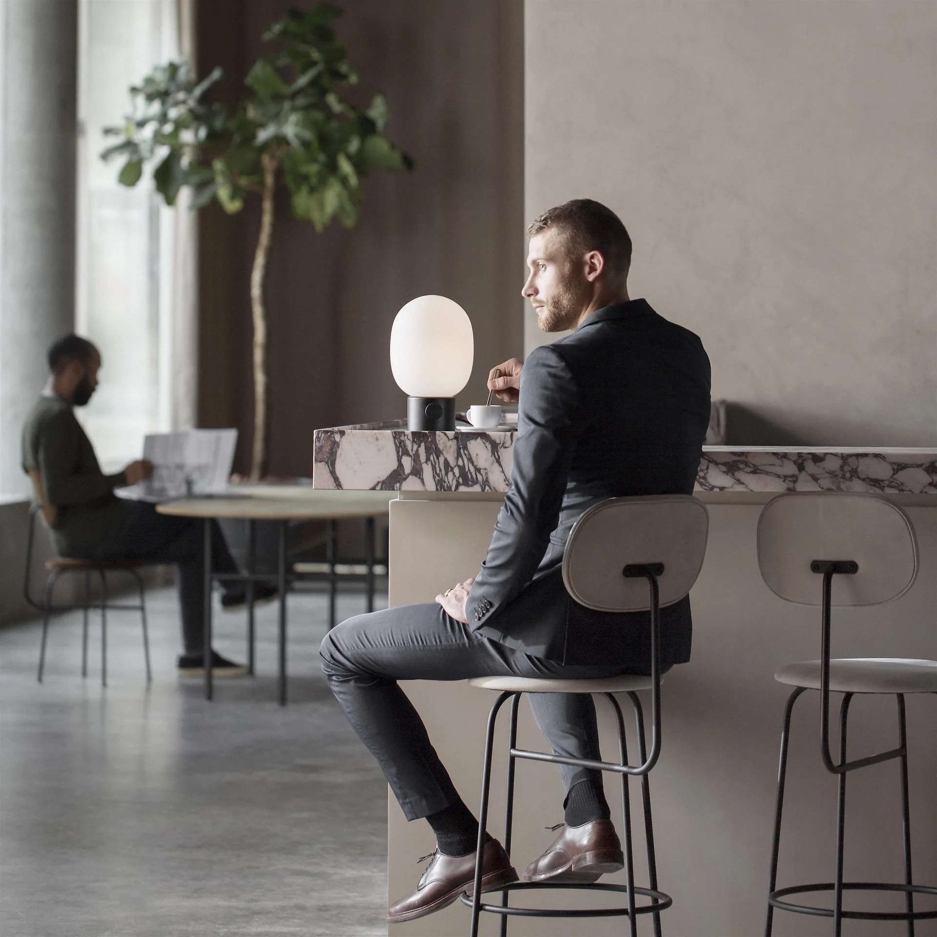 Lámpara de mesa JWDA, negro Audo Copenhagen