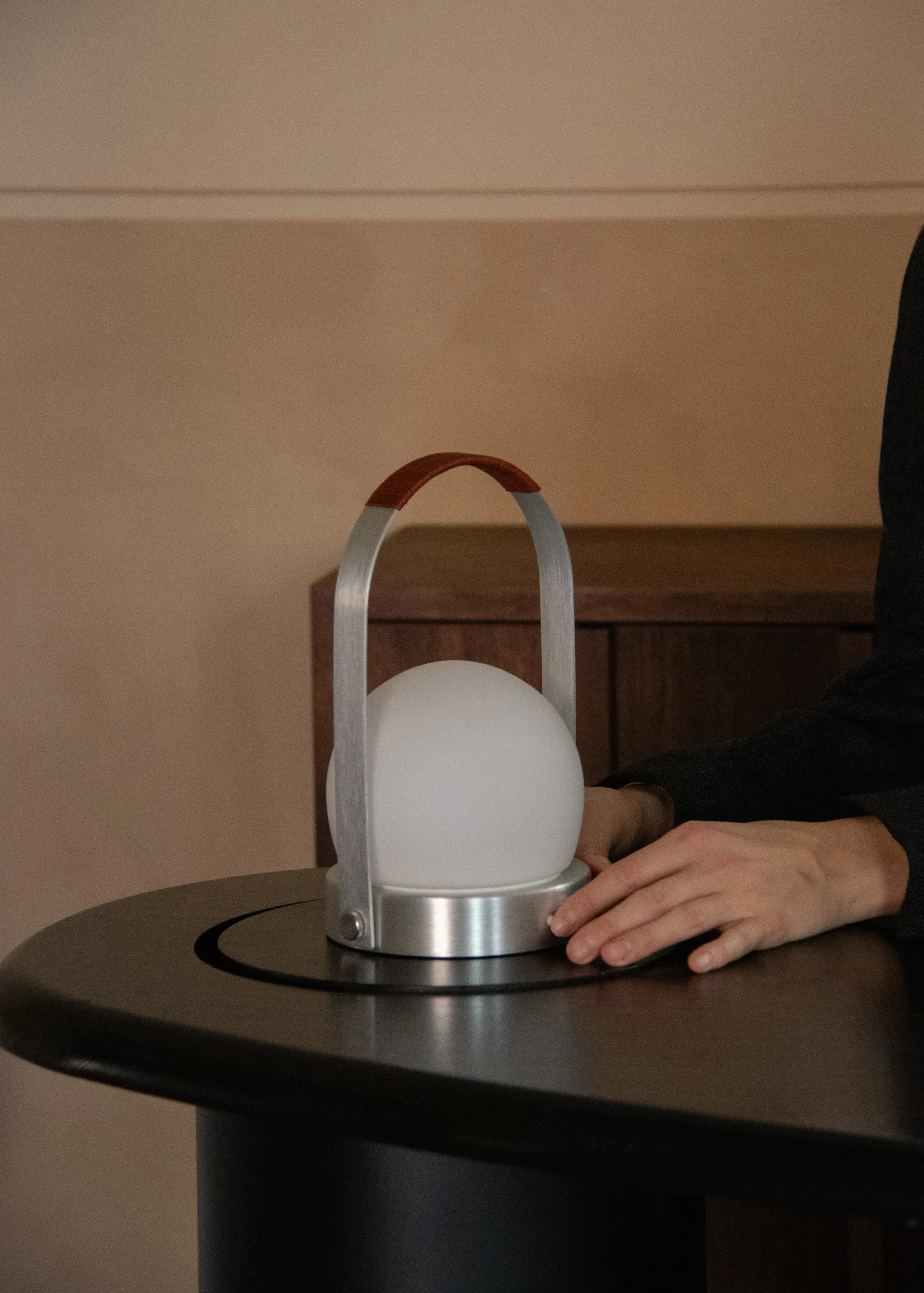 Lámpara de mesa portátil Carrie, Borstad aluminium Audo Copenhagen