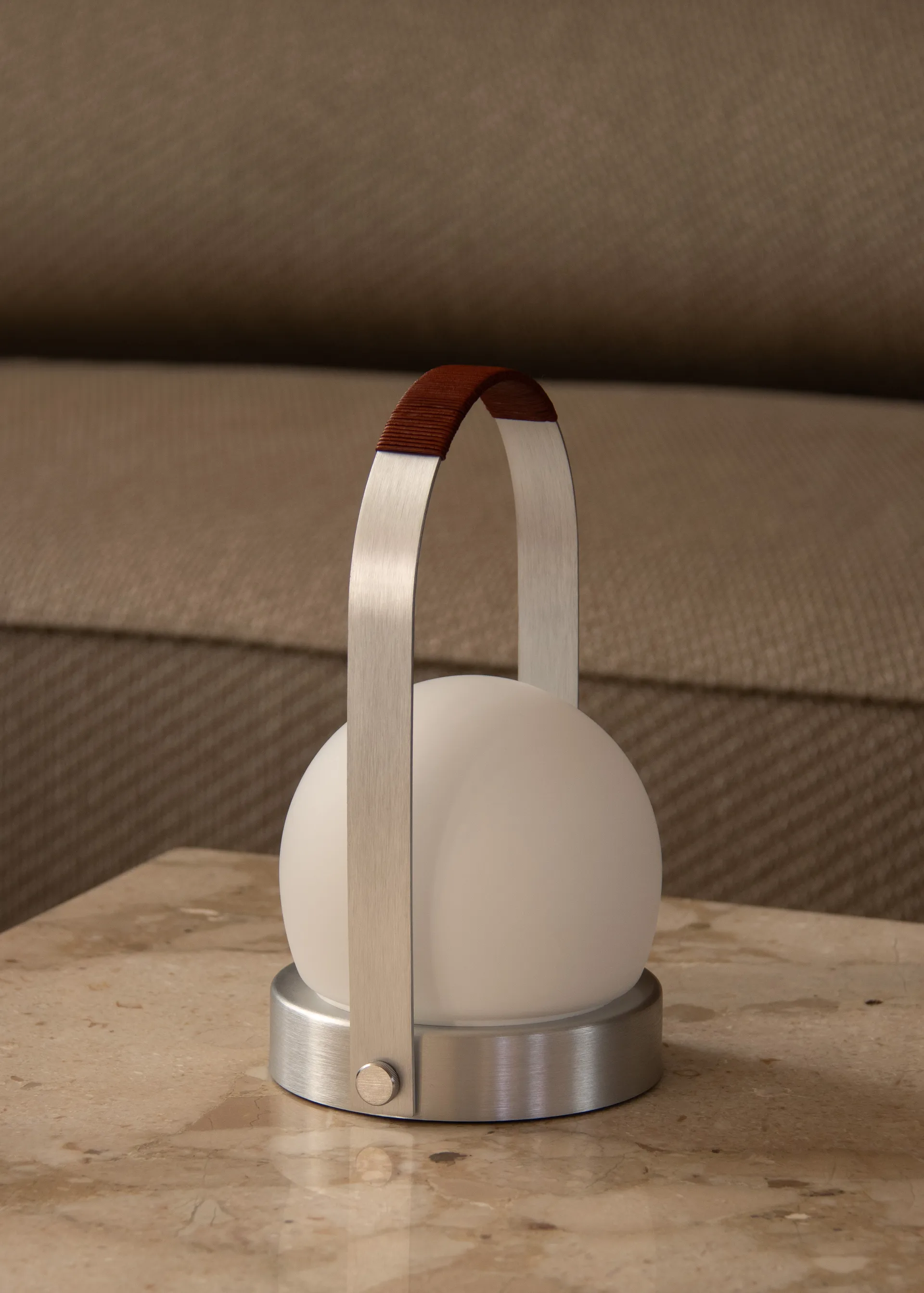 Lámpara de mesa portátil Carrie, Borstad aluminium Audo Copenhagen