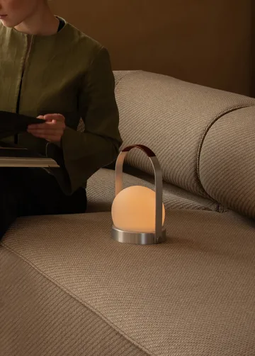Lámpara de mesa portátil Carrie - Borstad aluminium - Audo Copenhagen