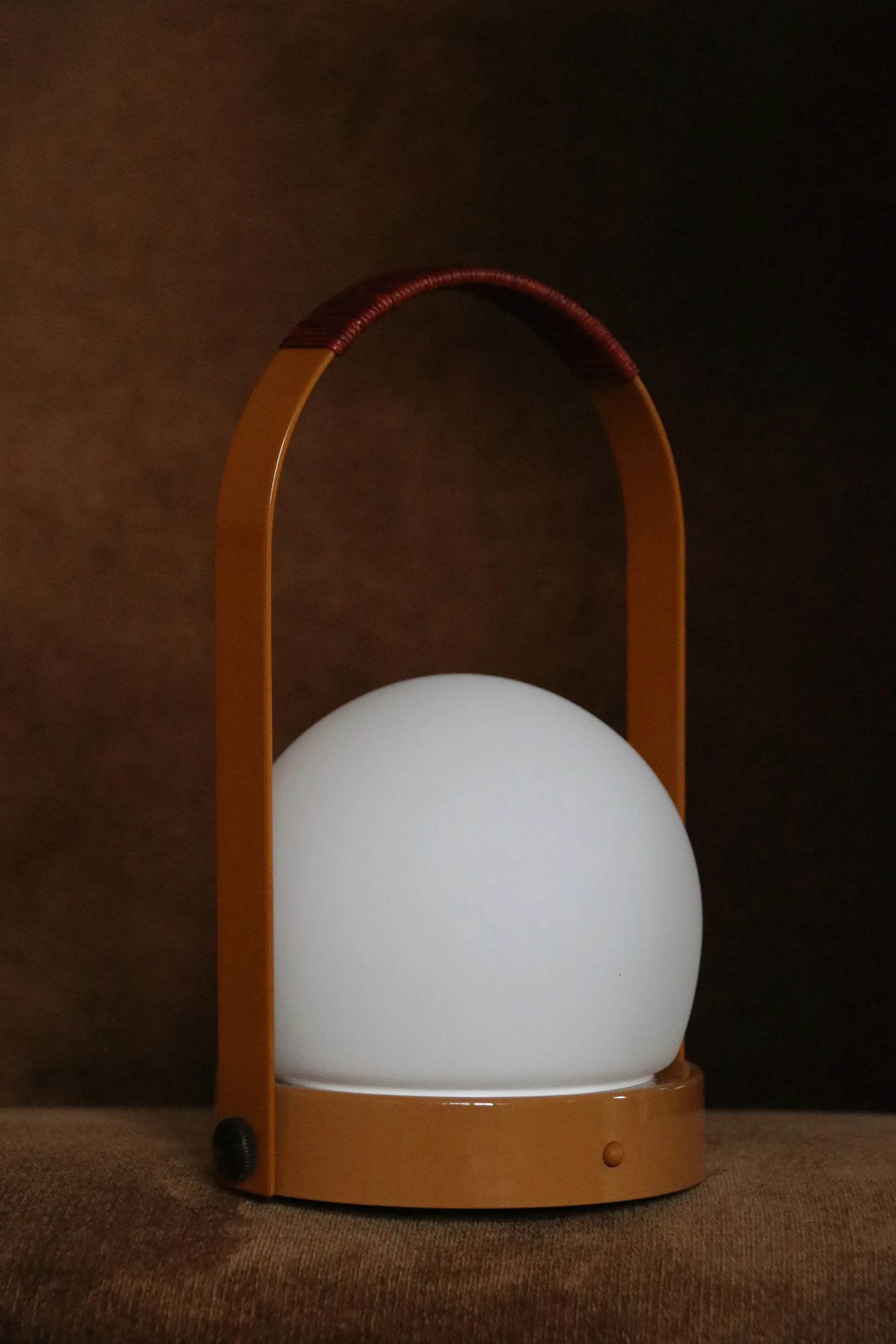 Lámpara de mesa portátil Carrie, Golden brown Audo Copenhagen