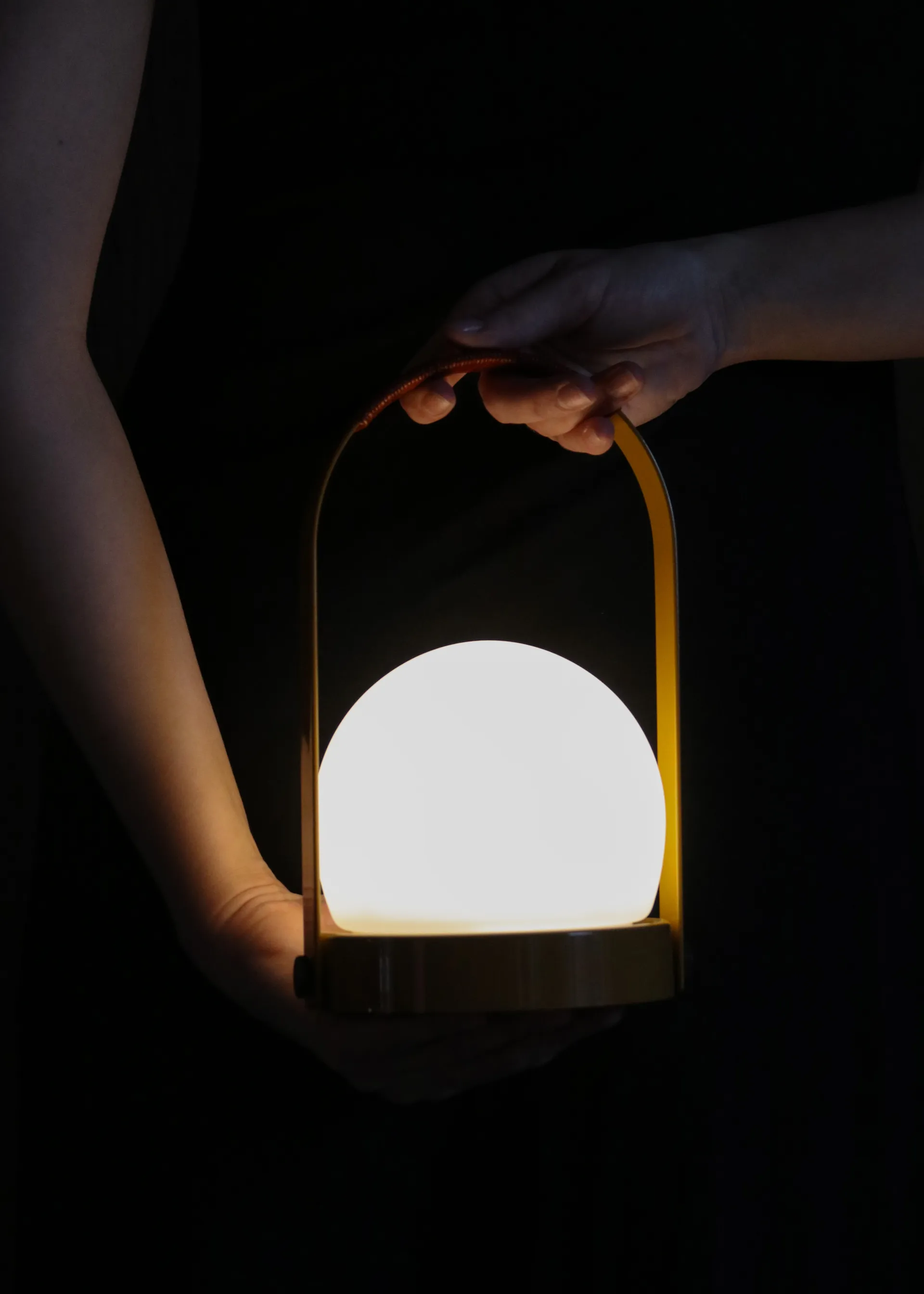 Lámpara de mesa portátil Carrie, Golden brown Audo Copenhagen