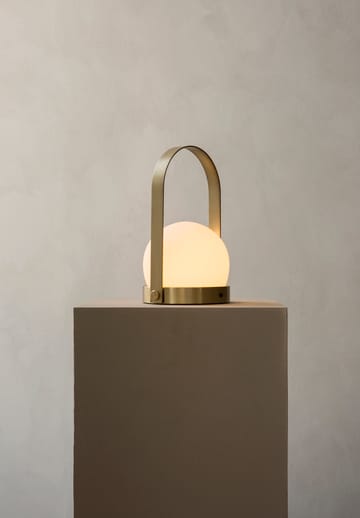 Lámpara de mesa portátil Carrie - latón cepillado - Audo Copenhagen