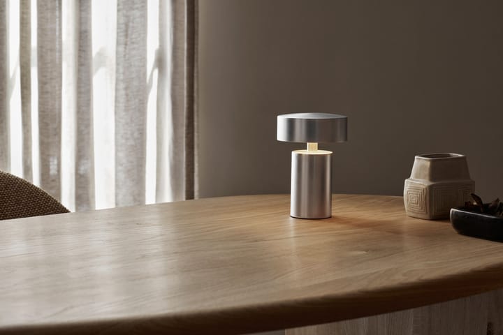 Lámpara de mesa portátil Column, Aluminium Audo Copenhagen