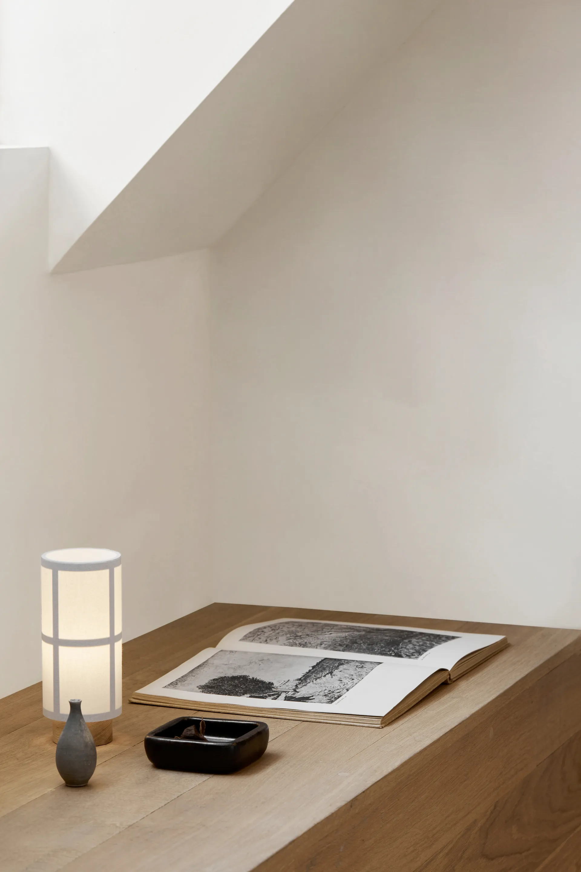 Lámpara de mesa portátil Hashira, White Audo Copenhagen