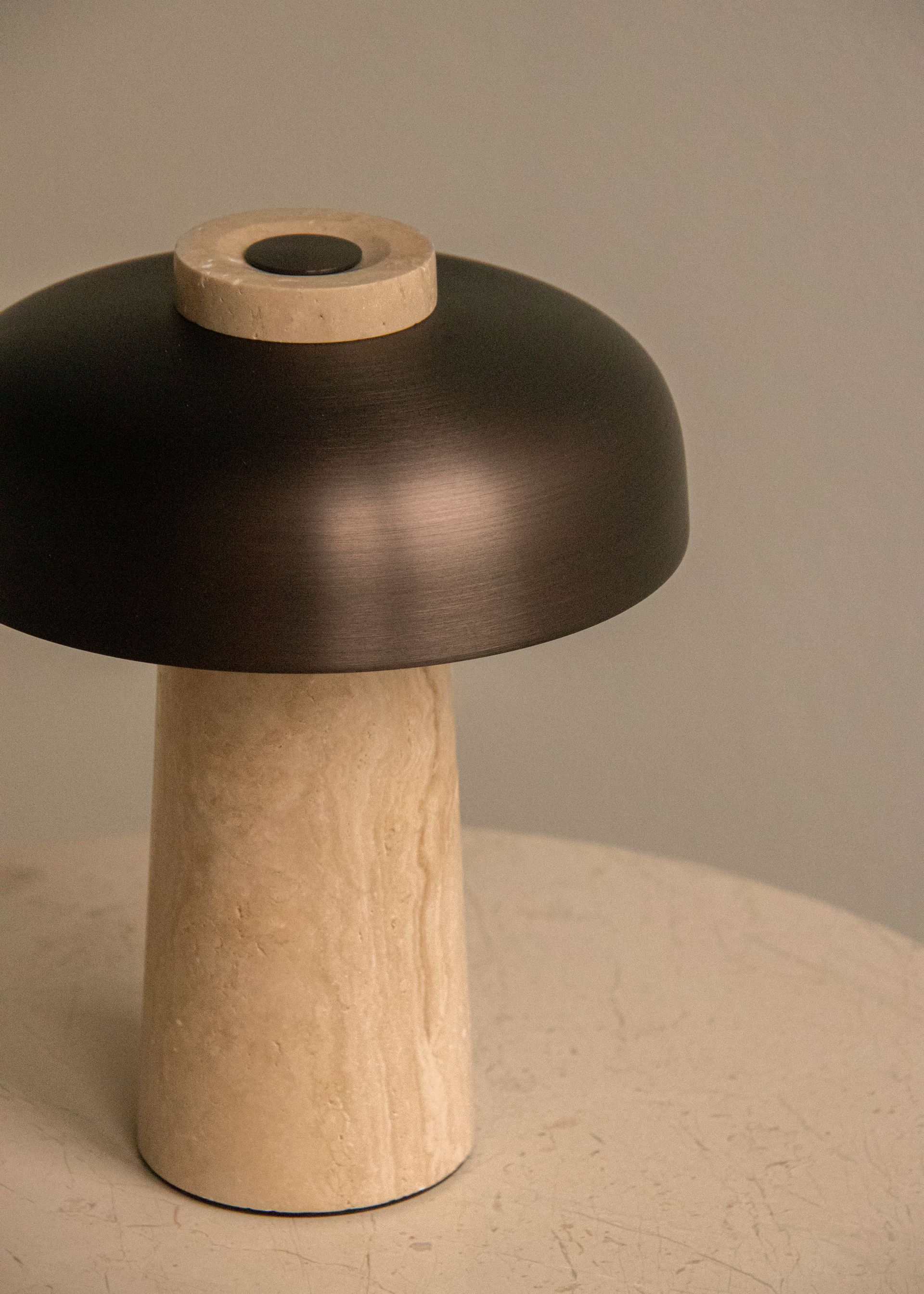 Lámpara de mesa portátil Reverse 24,5 cm, Travertine-bronzed aluminium Audo Copenhagen