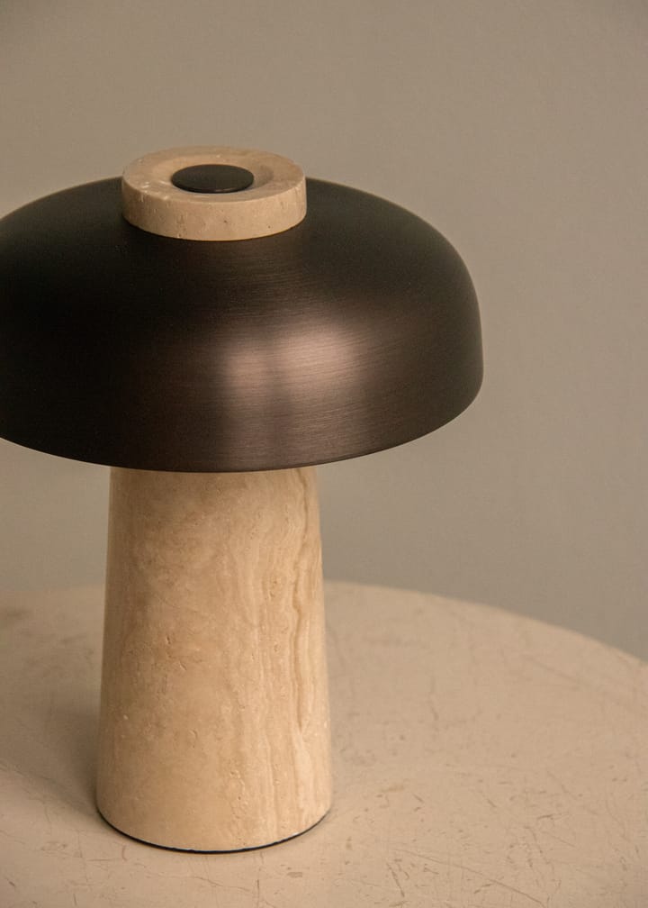 Lámpara de mesa portátil Reverse 24,5 cm, Travertine-bronzed aluminium Audo Copenhagen