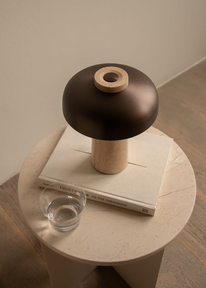 Lámpara de mesa portátil Reverse 24,5 cm, Travertine-bronzed aluminium Audo Copenhagen