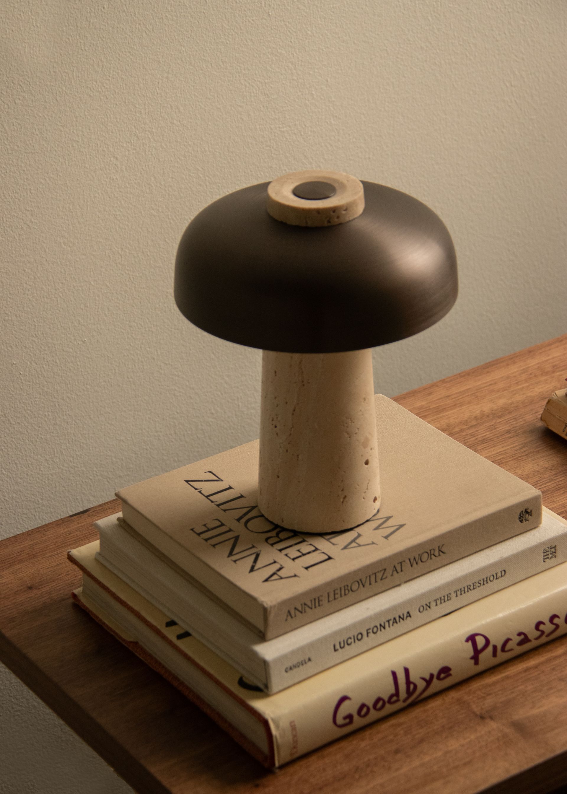 Lámpara de mesa portátil Reverse 24,5 cm, Travertine-bronzed aluminium Audo Copenhagen