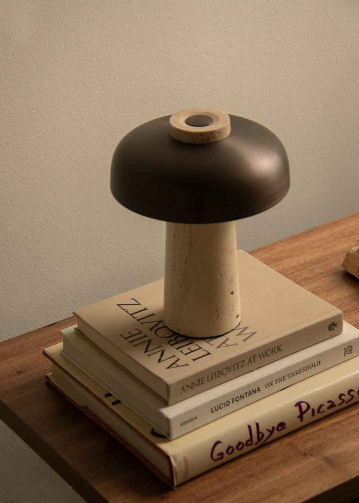 Lámpara de mesa portátil Reverse 24,5 cm, Travertine-bronzed aluminium Audo Copenhagen