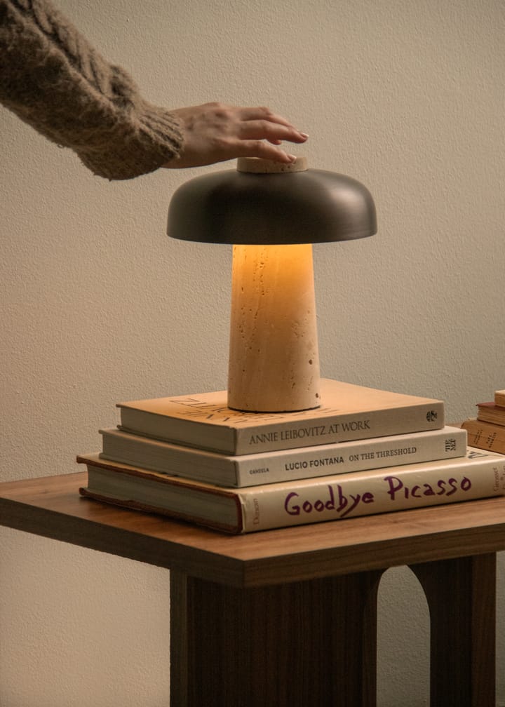 Lámpara de mesa portátil Reverse 24,5 cm, Travertine-bronzed aluminium Audo Copenhagen