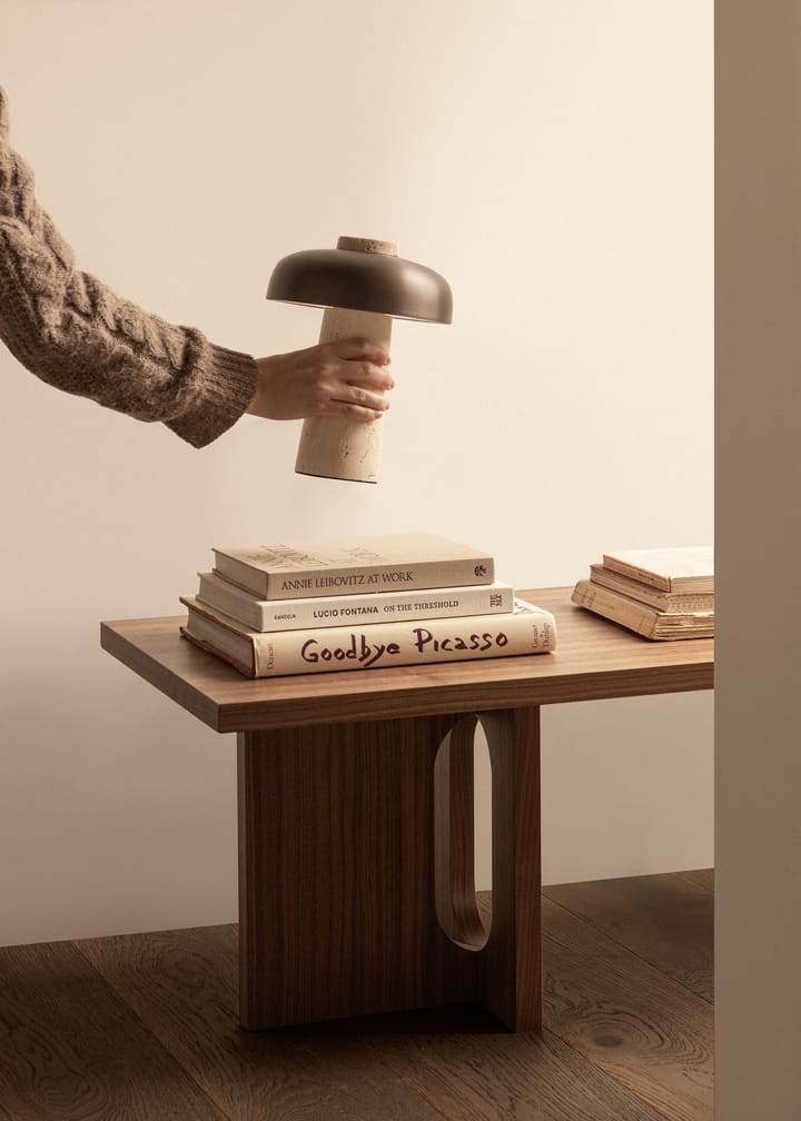 Lámpara de mesa portátil Reverse 24,5 cm, Travertine-bronzed aluminium Audo Copenhagen
