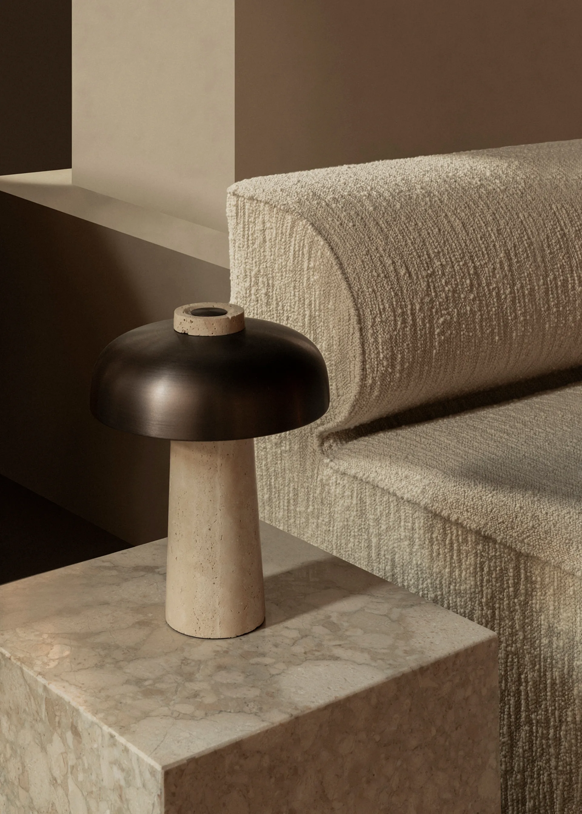 Lámpara de mesa Reverse 30 cm, Travertino-latón bronceado Audo Copenhagen