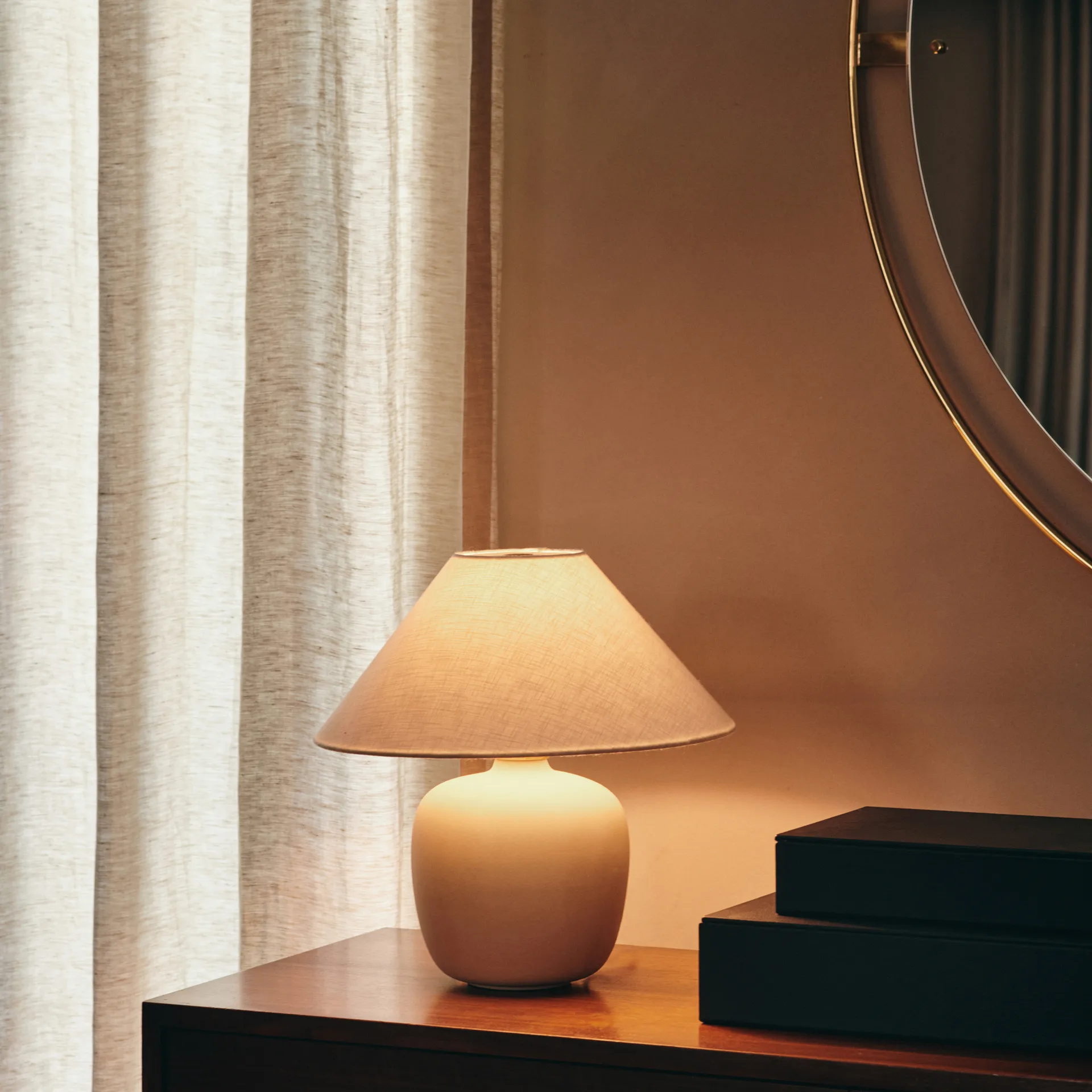 Lámpara de mesa Torso 37 cm, Off white Audo Copenhagen