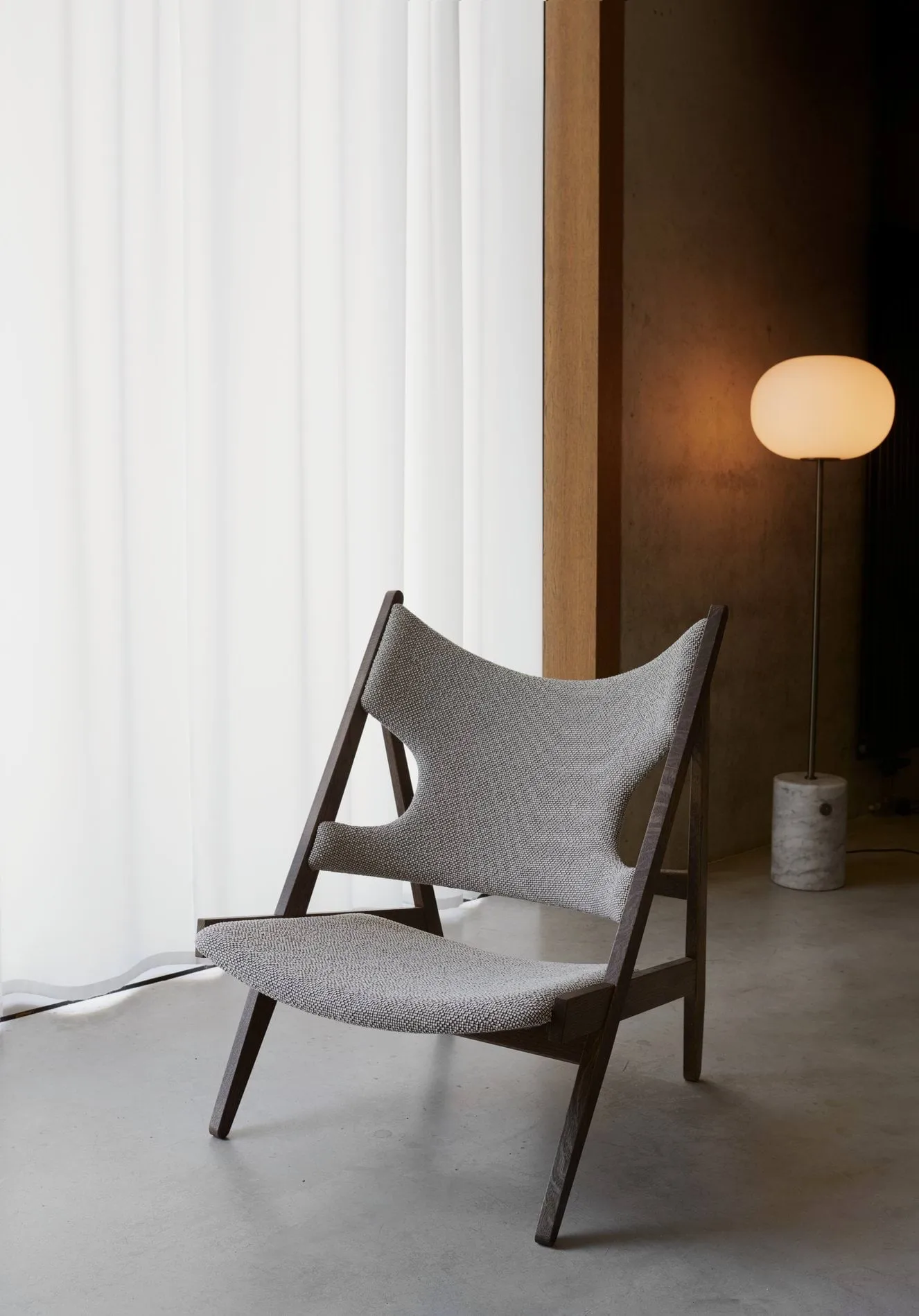 Lámpara de pie JWDA, Mármol Carrara-latón bronceado, 130 cm Audo Copenhagen