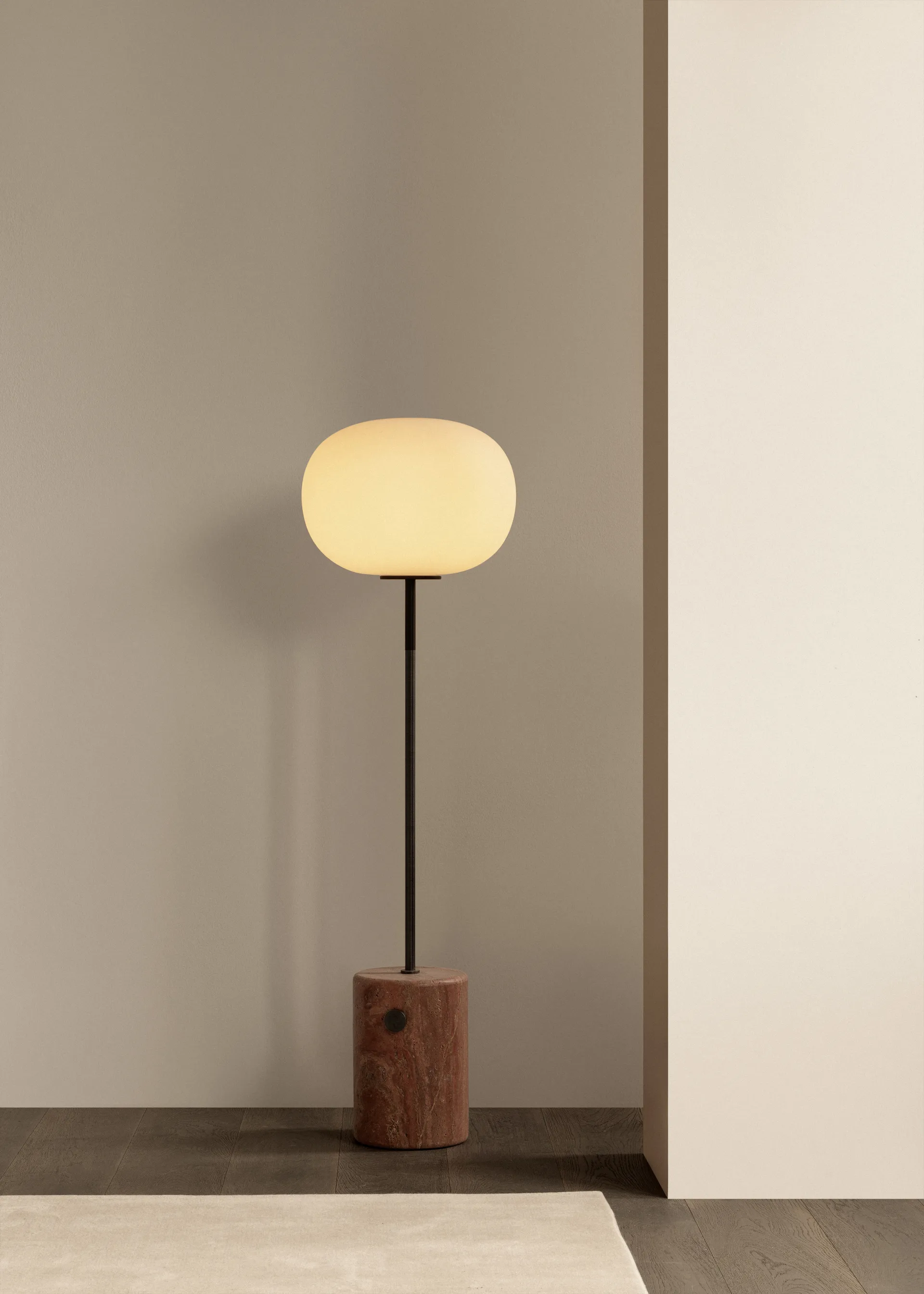 Lámpara de pie JWDA, Red travertine, 130 cm Audo Copenhagen