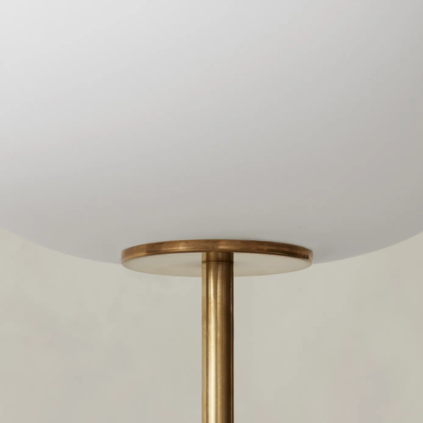 Lámpara de pie JWDA, travertino-latón, 150 cm Audo Copenhagen