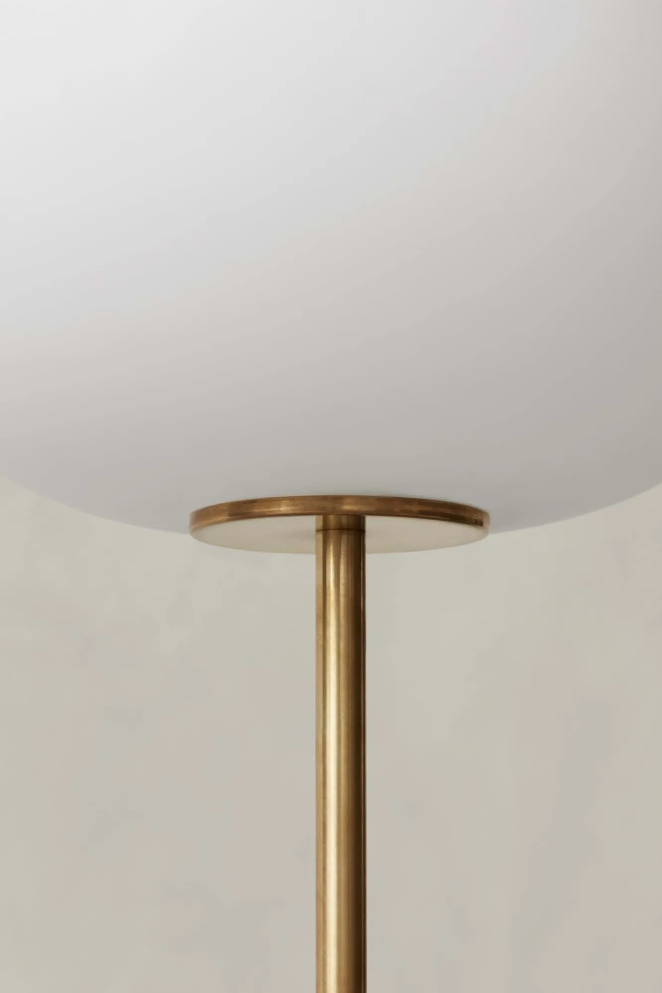 Lámpara de pie JWDA, Travertino-latón cepillado, 130 cm Audo Copenhagen