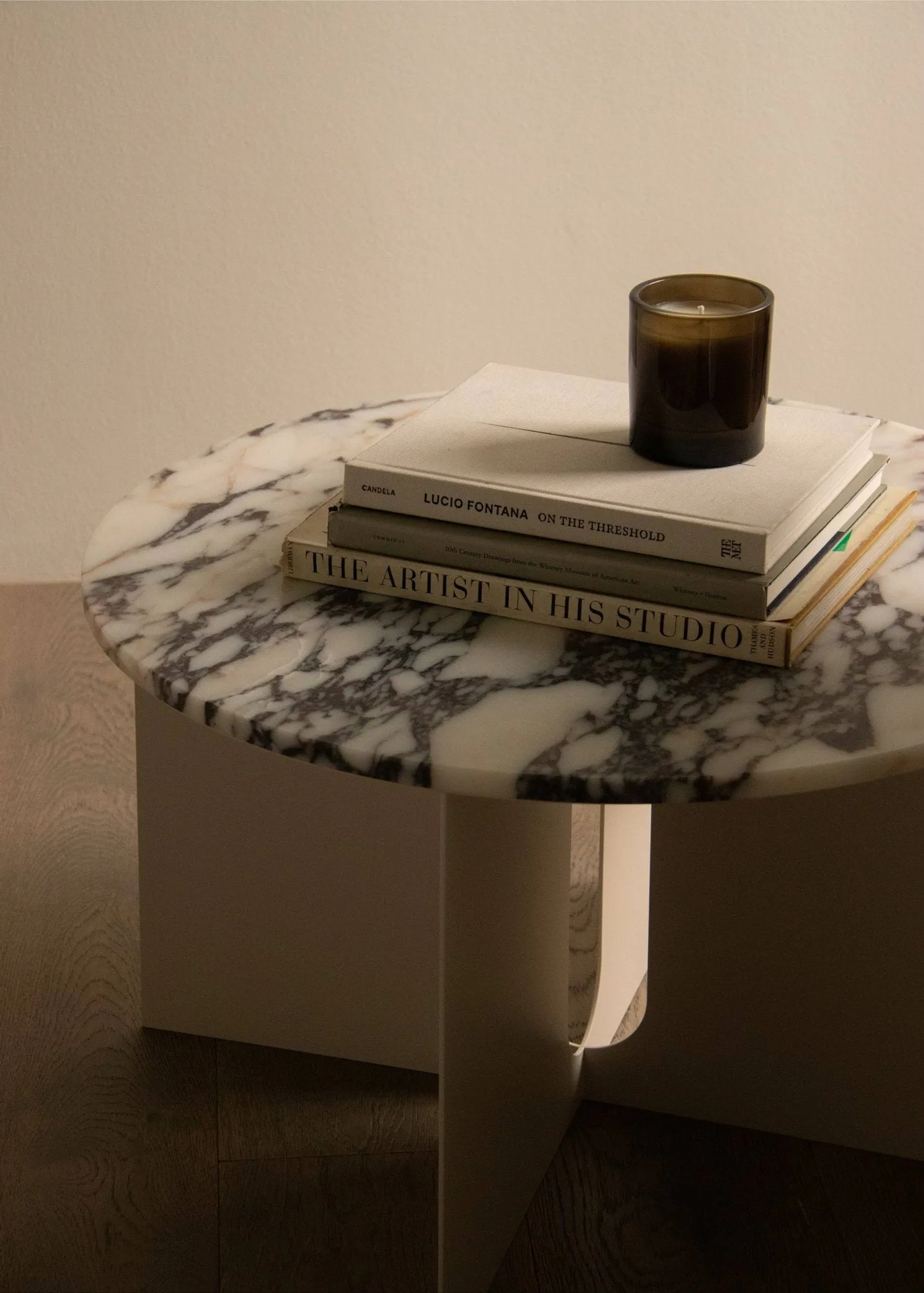 Mesa auxiliar Androgyne, Grey Galaxy mármol-ivory acero, Ø65 cm Audo Copenhagen