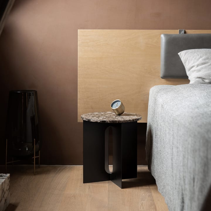 Mesa auxiliar Androgyne, Marble black, ø42 cm, base de acero en color negro Audo Copenhagen