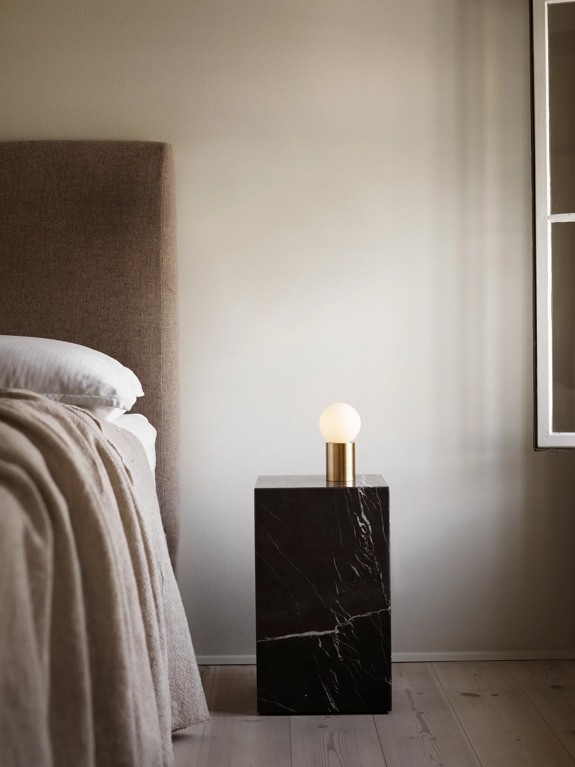 Mesa auxiliar Plinth tall 30x30x51 cm, Brown, pino Audo Copenhagen