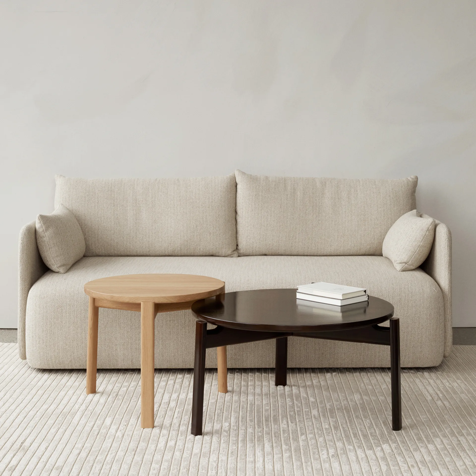 Mesa de centro Passage Ø70 cm, Roble lacado oscuro Audo Copenhagen