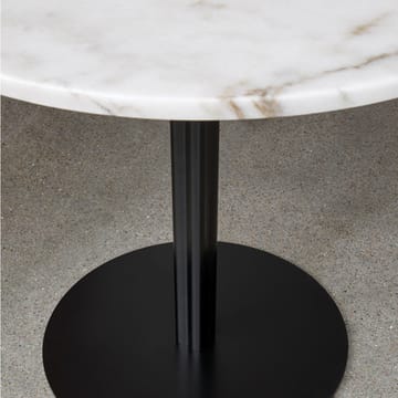 Mesa Harbour Column - Marble offwhite, ø80 cm, base negra - Audo Copenhagen