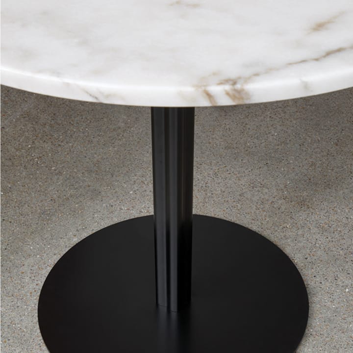 Mesa Harbour Column, Marble offwhite, ø80 cm, base negra Audo Copenhagen