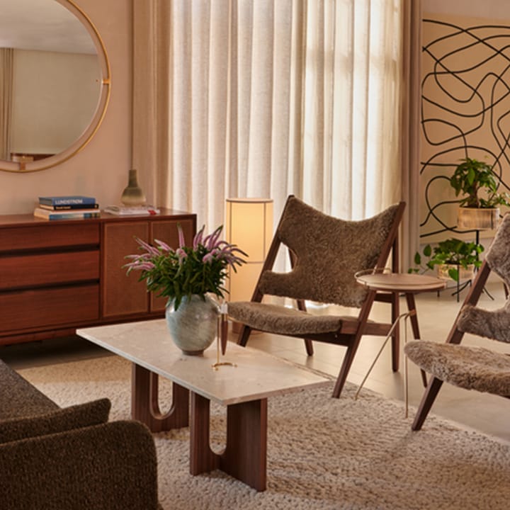 Mesa lounge Androgyne, Sand/kunis breccia, base de roble teñido de negro Audo Copenhagen