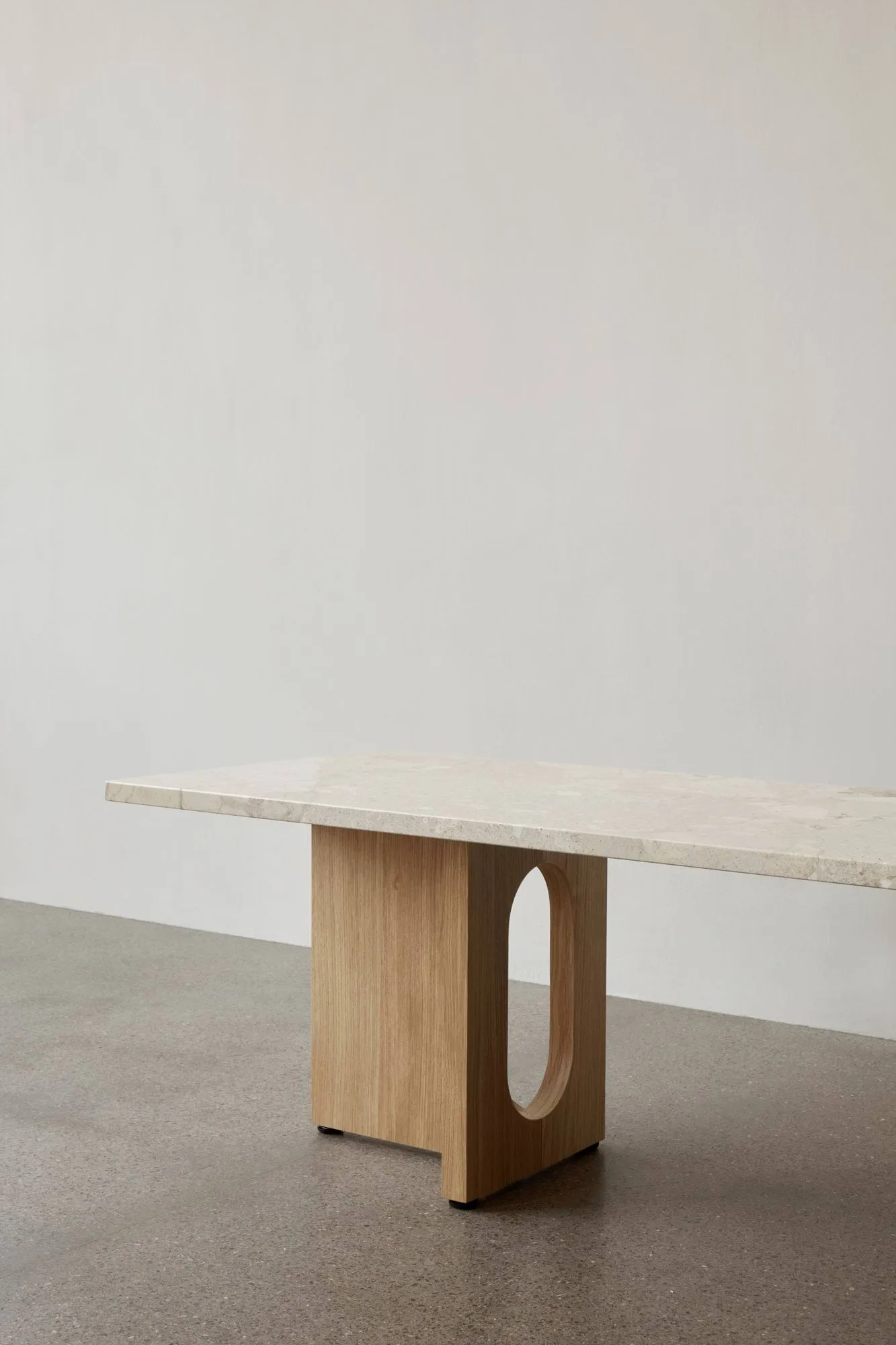 Mesa lounge Androgyne, Sand/kunis breccia, base de roble Audo Copenhagen