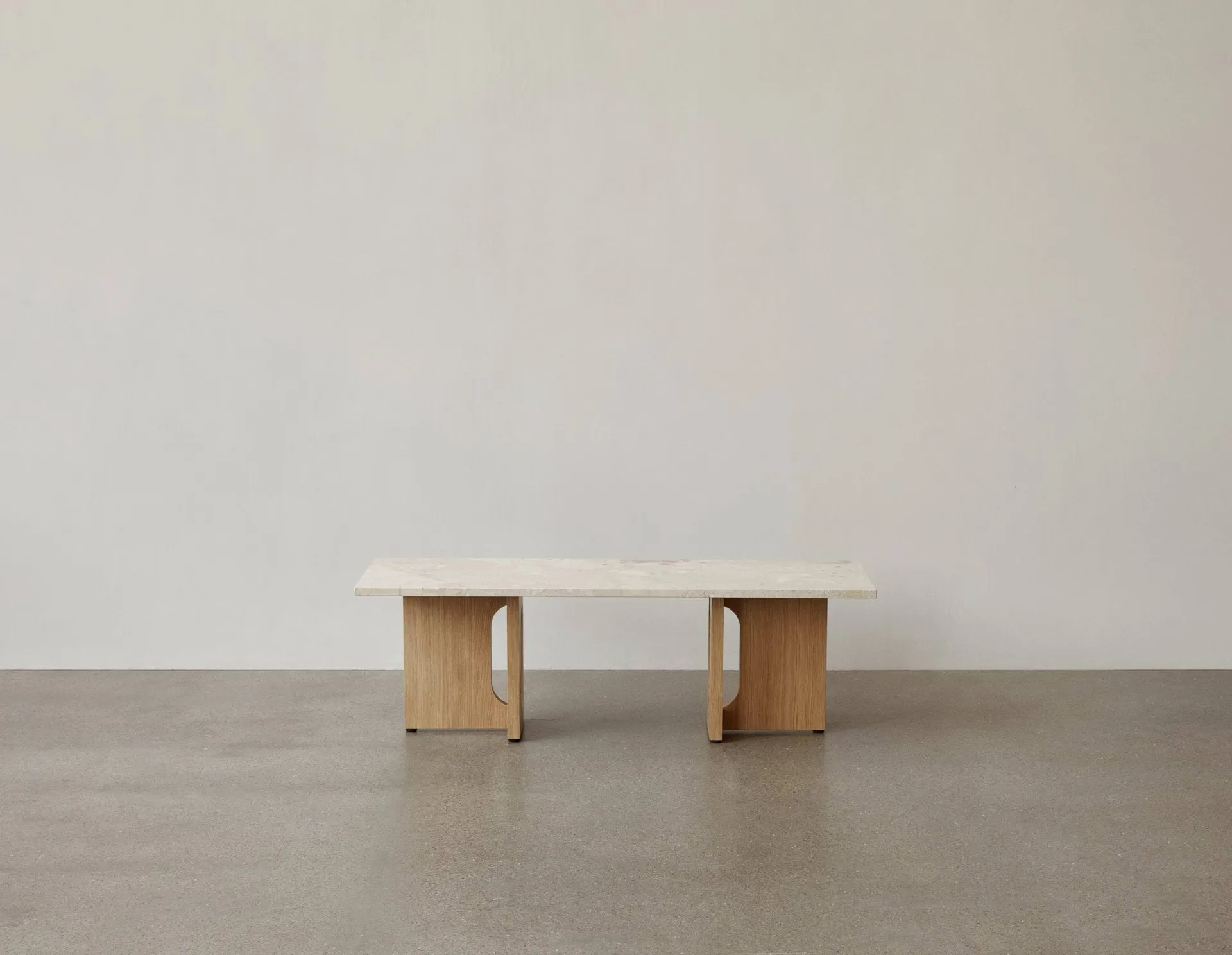 Mesa lounge Androgyne, Sand/kunis breccia, base de roble Audo Copenhagen