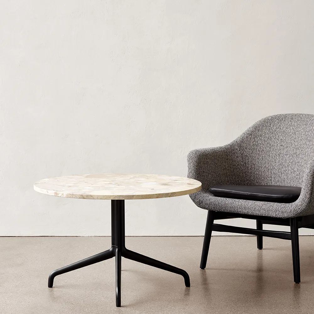 Mesa lounge Harbour Column, Marble offwhite, base de acero en color negro Audo Copenhagen