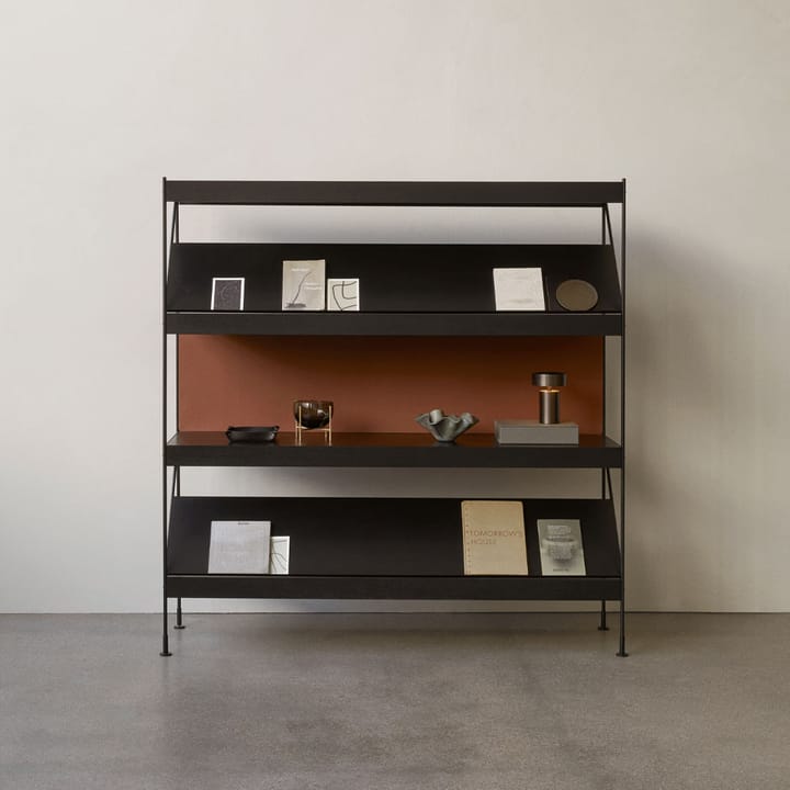 Módulo de estantería Zet - Oak black stained, 1x4, black steel base - Audo Copenhagen