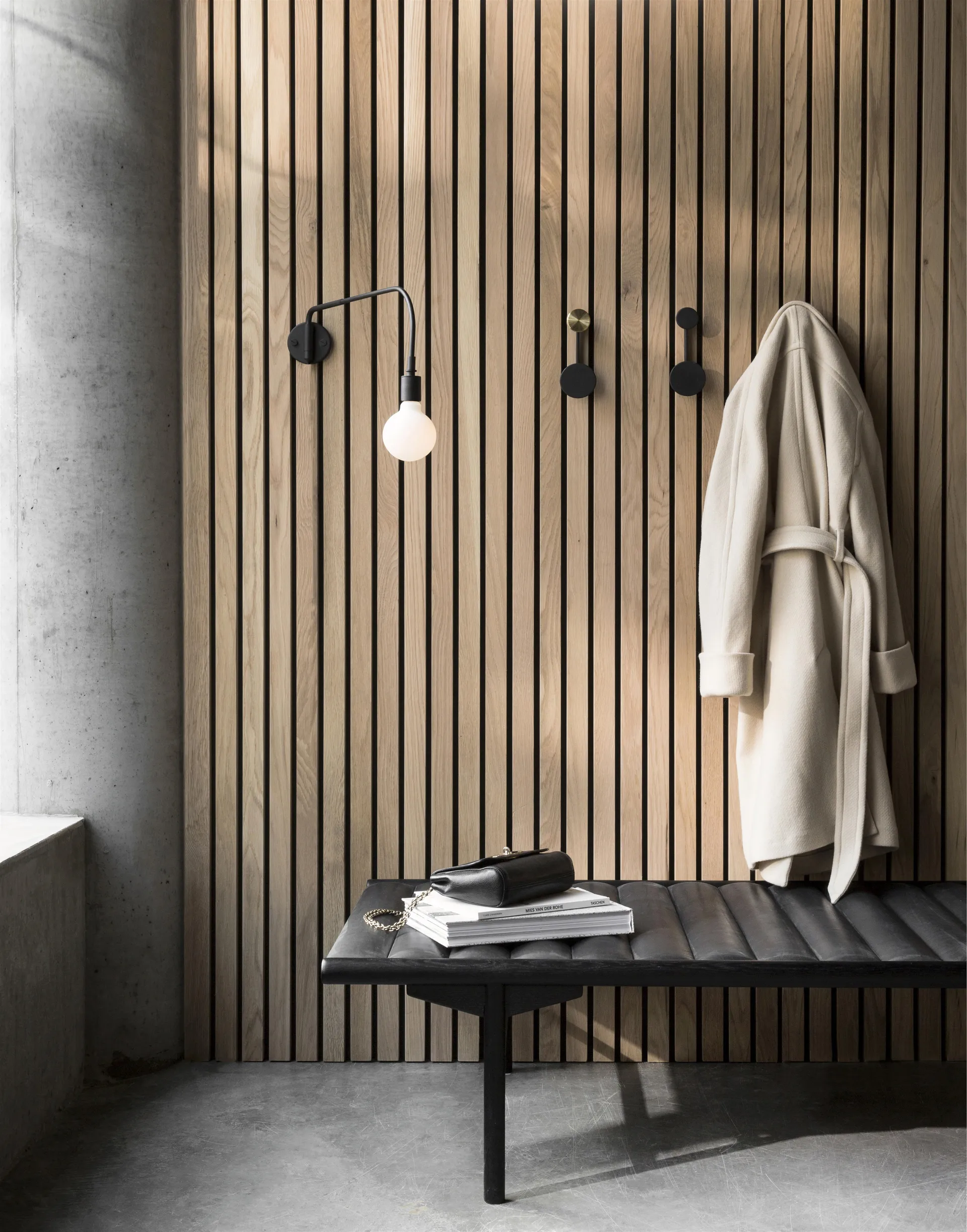 Perchero Afteroom S, latón negro Audo Copenhagen