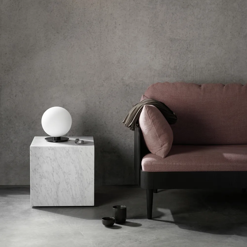 Plafón TR Bulb, Opal shiny, suspensión negra Audo Copenhagen